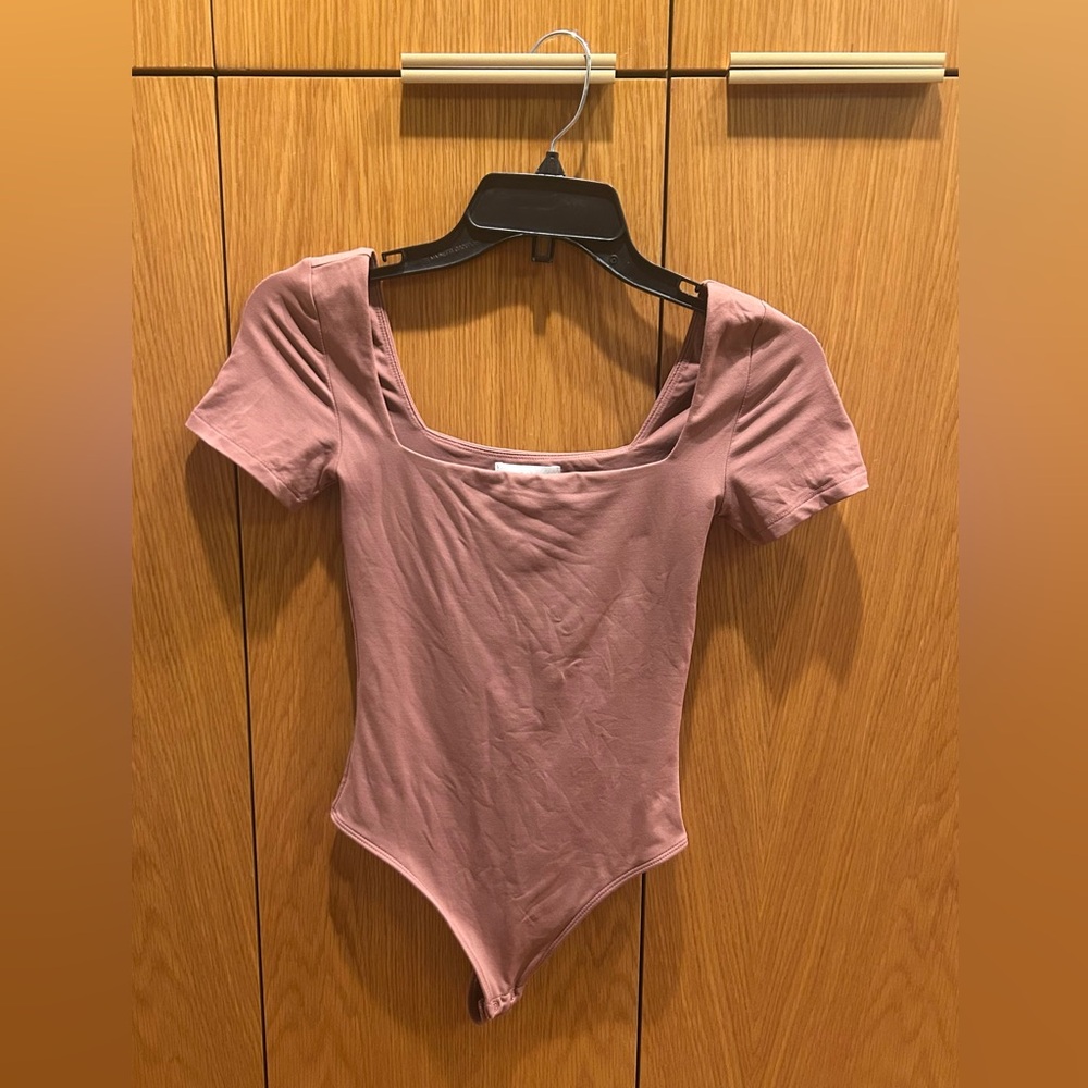 Aritzia Babaton XS mauve stretch bodysuit. New without tags.